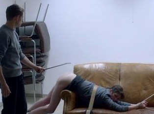 Врач лечит нимфоманку необычными методами