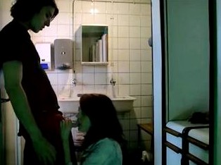Девушка пытается оживить член парня