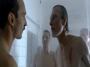 Заключенные жестоко издеваются над новым сокамерником